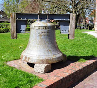 Die alte Glocke auf dem Gelände der Kirche