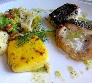 Fischteller mit Gemüse und Polenta