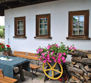 Dom Tyrolski - stoły na zewnątrz.