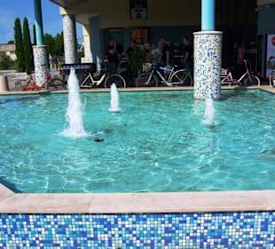 Brunnen vor dem Gebäude