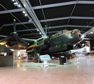 Militär und Zivilflugzeuge in einer Halle