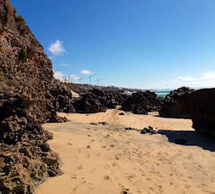 Nur wenige Meter südlich beginnt die Steilküste