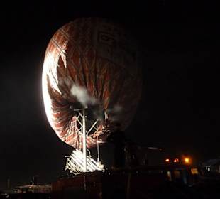 Ballon hängt an Strommast