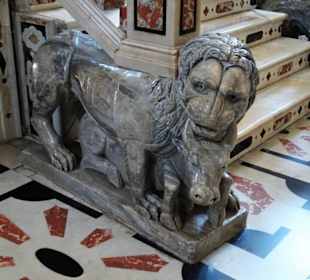 Löwe am Altaraufgang