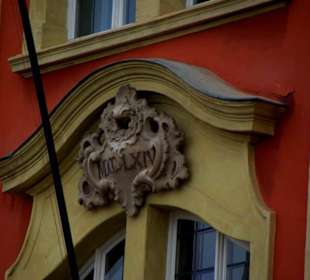 Am Eingang mit Fahnenmast