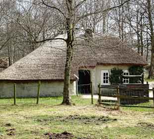 Lehmhütten auf dem Museumsgelände