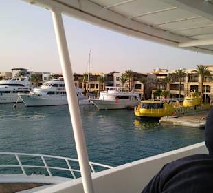 Einfahrt in den Hafen