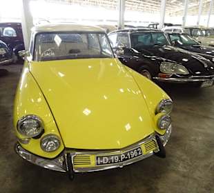 In der Haupthalle des Jesada Fahrzeug Museums