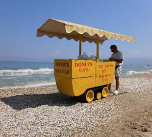 Donuts und Eisverkäufer am Strand