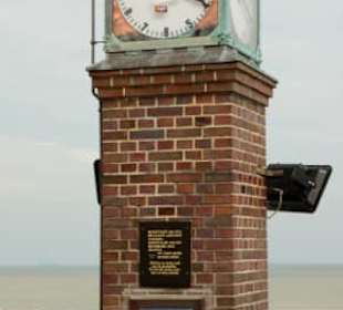 Uhr und Windmesser an der Promenade
