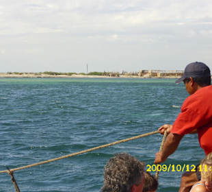 Crew treidelt die Schute