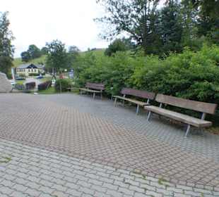 Sr08- ruhebänke vor dem Einlaß