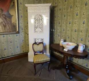 Rundgang durch die Räume des Wasserschlosses