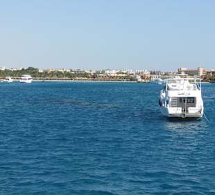 Blick auf Hotels und andere Gebäude