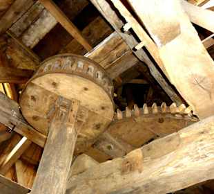 Hölzerne Mechanik und Mahlstube einer Windmühle