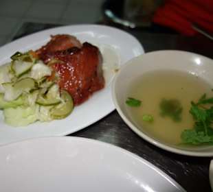 Knuspriger Schweinebauch, Suppe und Beilagen