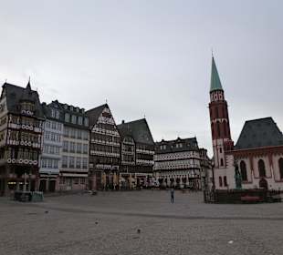 Historische Gebäude gegenüber Römer
