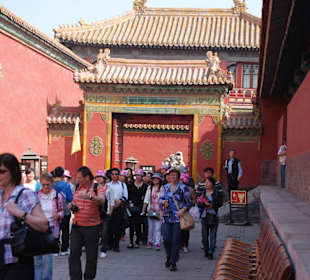 Weg zum Palast der konzentrierten Eleganz (links)