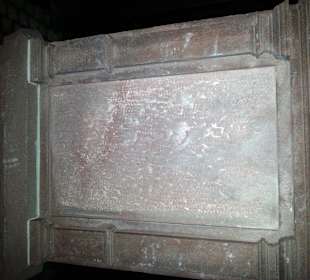 Grabsteine vom Rest des früheren Friedhofs dort