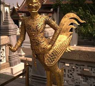 Figur in großer Tempelanlage