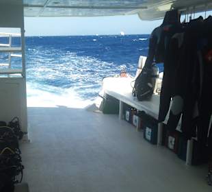 Deck der Prince Ali mit Tauch Equipment