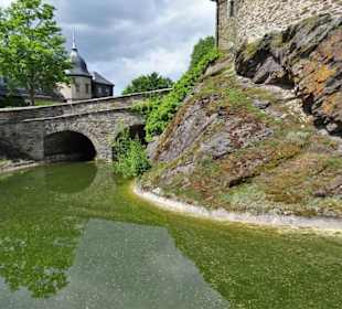 Wassergraben der Burg Lauenstein