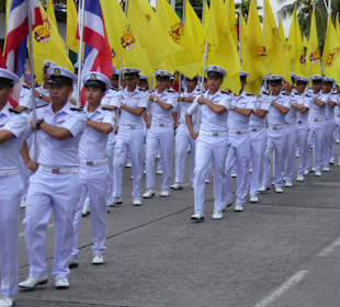 Im stolzen Schritt marschieren sie