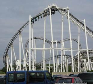 Achterbahn vom Parkplatz zu sehen