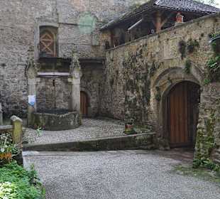 Hinter dem Schloßtor