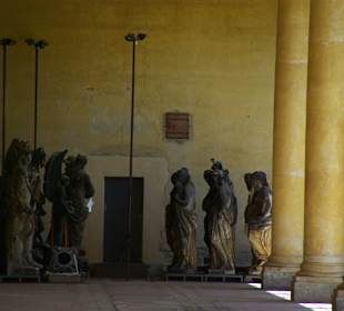 Im Gebäude Steinfiguren