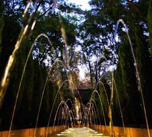 Am Abend vor der Brunnenanlage