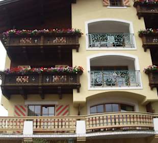 Mit der Bimmelbahn, vorbei an diesem schönen Haus