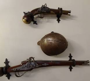 Rüstungen und Waffen in der Burg Rabenstein