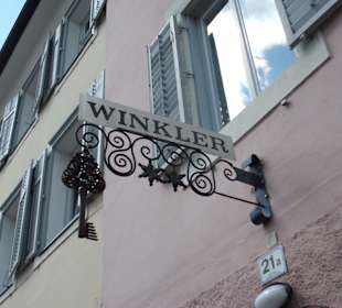 Nette Schilder an den Geschäften