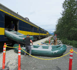 Halt zum ausladen der Rafting Schlauchboote