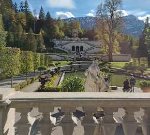 Schlossgarten mit Springbrunnen