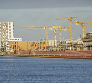 Blick über den Europahafen auf die Überseestadt