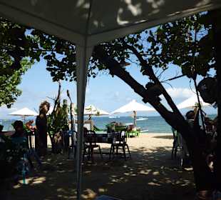 Am Strand bei Titis Warung