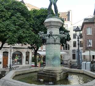 Der Hühnerdieb-Brunnen am Hühnermarkt