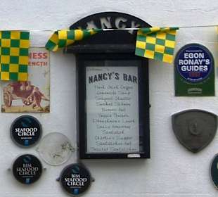 Speisekarte und Auszeichnungsplaketten