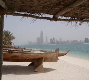 Blick vom Villagestrand zum ADIA Tower in östl.Ri.