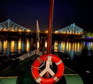 Blaues Wunder bei Nacht