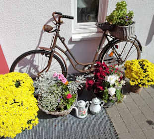 Deko am Eingang des Marien-Cafés