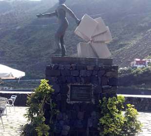Monumento al Emigrante Canario in Garachico