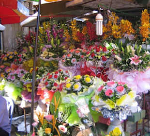Blumensträuse warten auf ihre Käufer.