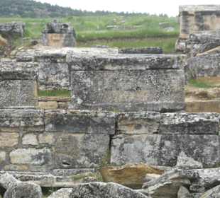 Grobowce w starożytnym mieście Hierapolis 