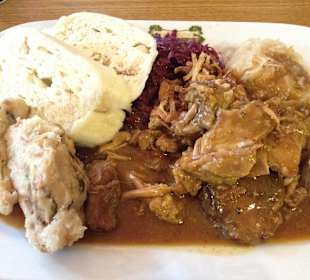 Versch. Fleisch mit Rotkraut und Knödeln