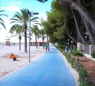 Fußweg am strand von alcudia nach plaja muro