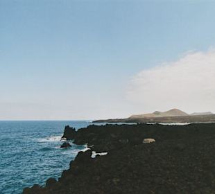 Blick auf das Lavafeld von Los Hervideros