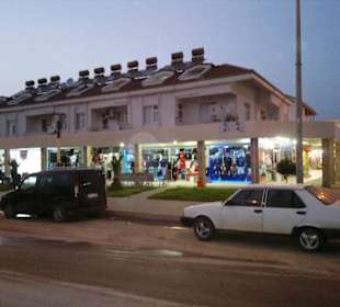 Direkt ggü Ein/Ausfahrt RD, Evren usw.